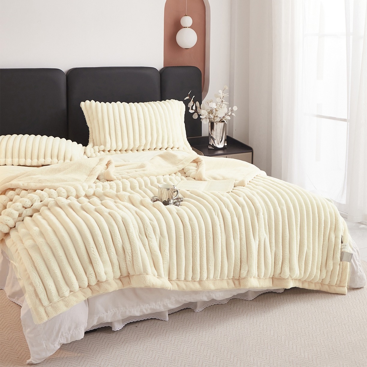 91家纺网 家纺一手货源 找家纺 悦织湾家纺 2025新款A面兔毛绒B面北极绒抽条毛毯610每平方克重玉兔绒双层加厚保暖休闲盖毯 外贸跨境电商 玉兔-奶酪白