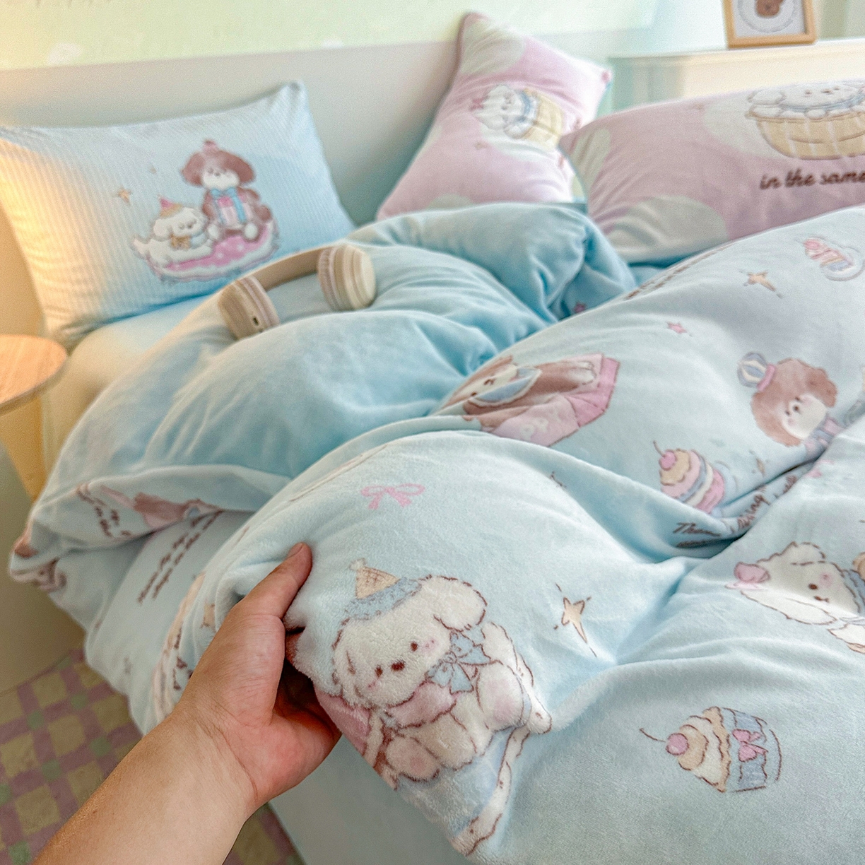 91家纺网 家纺一手货源 找家纺 安哆啦家纺 2025新款A类加厚200克牛奶绒印花卡通四件套 星河狗狗