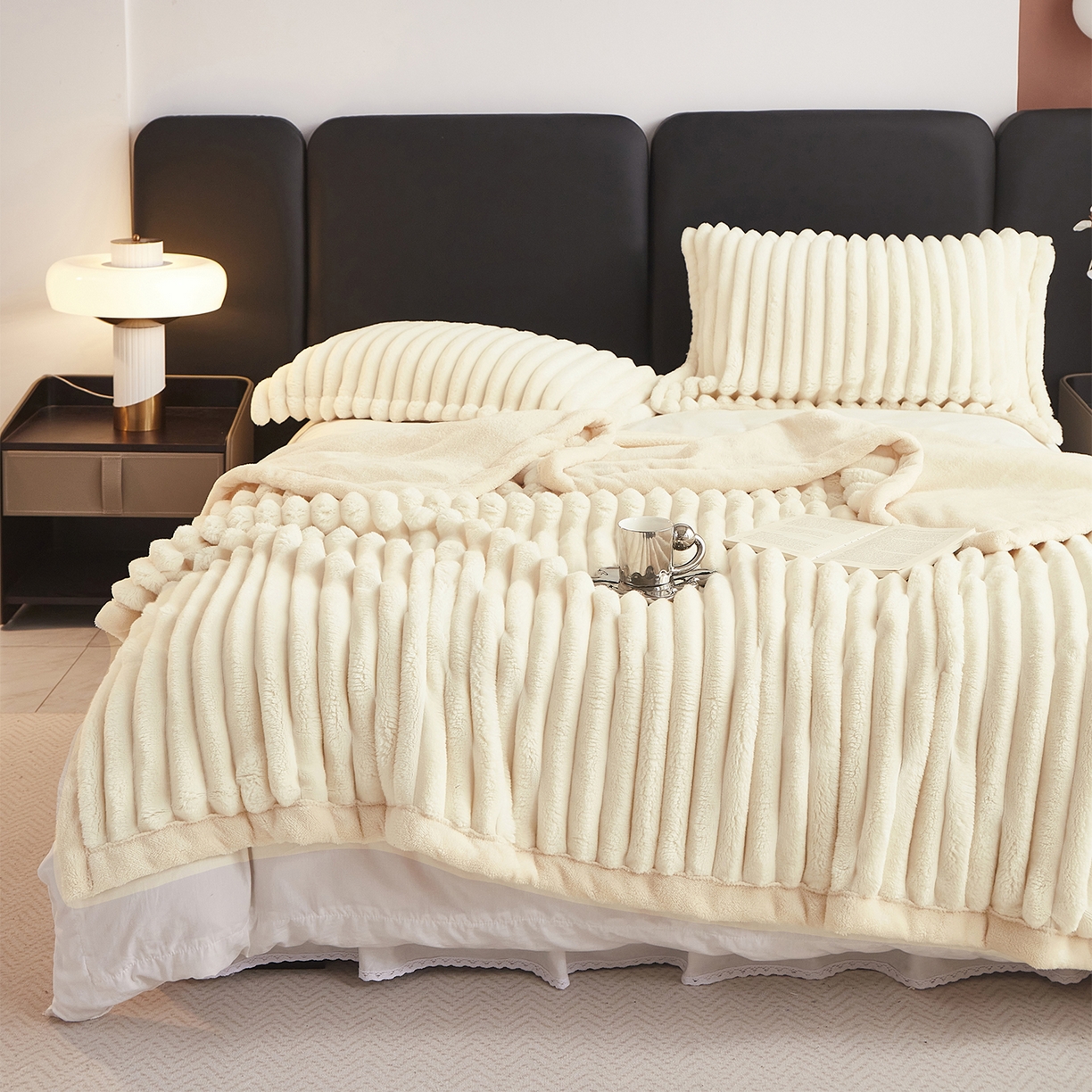 91家纺网 家纺一手货源 找家纺 悦织湾家纺 2025新款A面兔毛绒B面北极绒抽条毛毯610每平方克重玉兔绒双层加厚保暖休闲盖毯 外贸跨境电商 玉兔-奶酪白