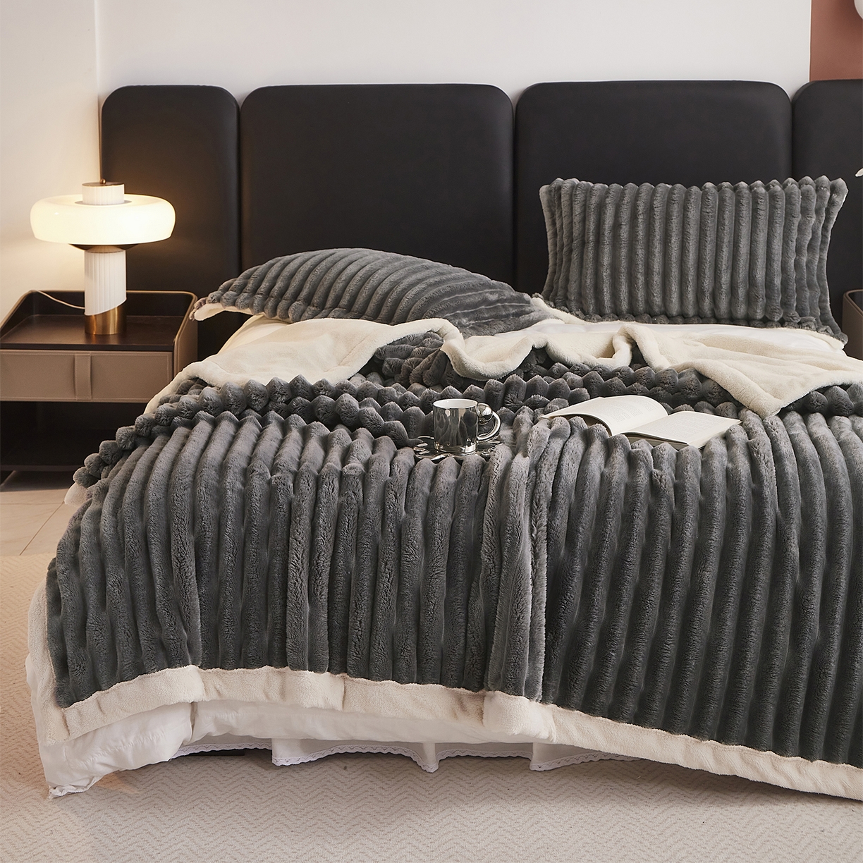 91家纺网 家纺一手货源 找家纺 悦织湾家纺 2025新款A面兔毛绒B面北极绒抽条毛毯610每平方克重玉兔绒双层加厚保暖休闲盖毯 外贸跨境电商 玉兔-深灰色