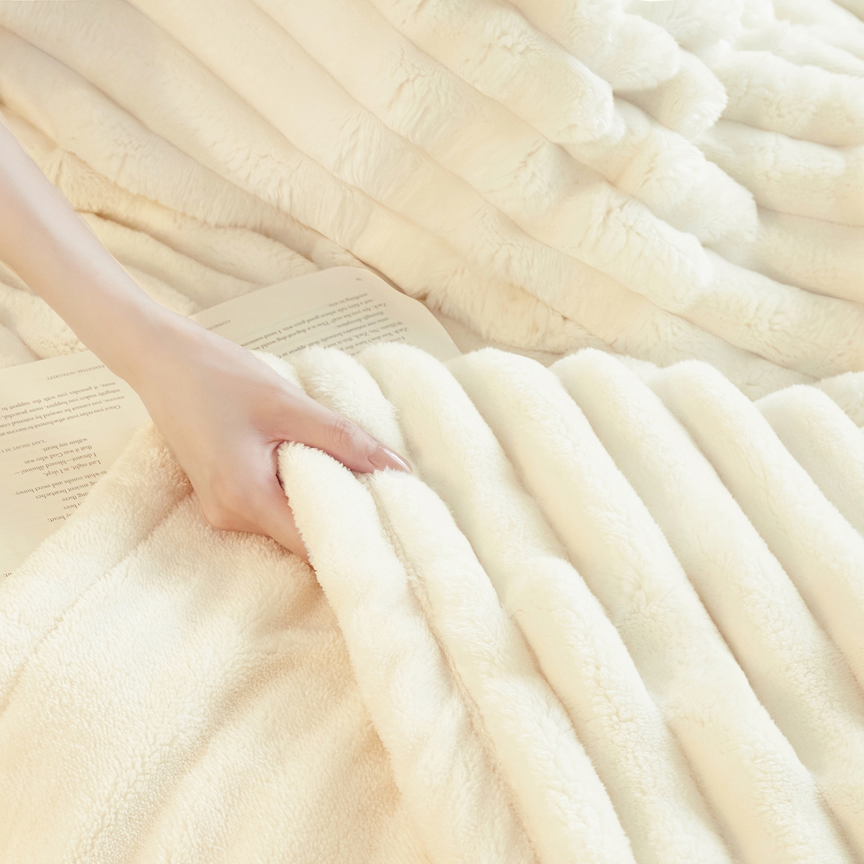 91家纺网 家纺一手货源 找家纺 悦织湾家纺 2025新款A面兔毛绒B面北极绒抽条毛毯610每平方克重玉兔绒双层加厚保暖休闲盖毯 外贸跨境电商 玉兔-奶酪白