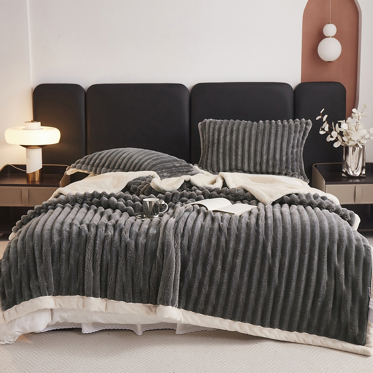 91家纺网 家纺一手货源 找家纺 悦织湾家纺 2025新款A面兔毛绒B面北极绒抽条毛毯610每平方克重玉兔绒双层加厚保暖休闲盖毯 外贸跨境电商 玉兔-深灰色