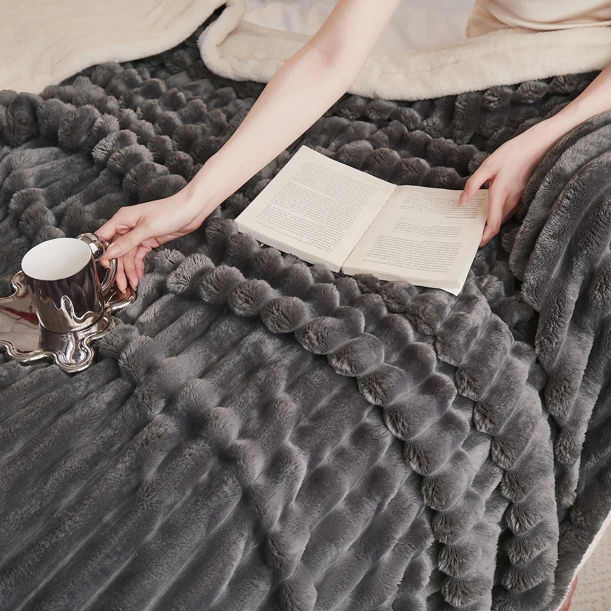 91家纺网 家纺一手货源 找家纺 悦织湾家纺 2025新款A面兔毛绒B面北极绒抽条毛毯610每平方克重玉兔绒双层加厚保暖休闲盖毯 外贸跨境电商 玉兔-深灰色