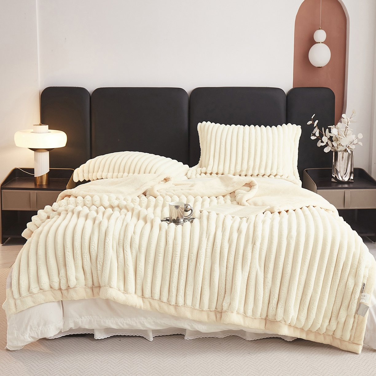 91家纺网 家纺一手货源 找家纺 悦织湾家纺 2025新款A面兔毛绒B面北极绒抽条毛毯610每平方克重玉兔绒双层加厚保暖休闲盖毯 外贸跨境电商 玉兔-奶酪白