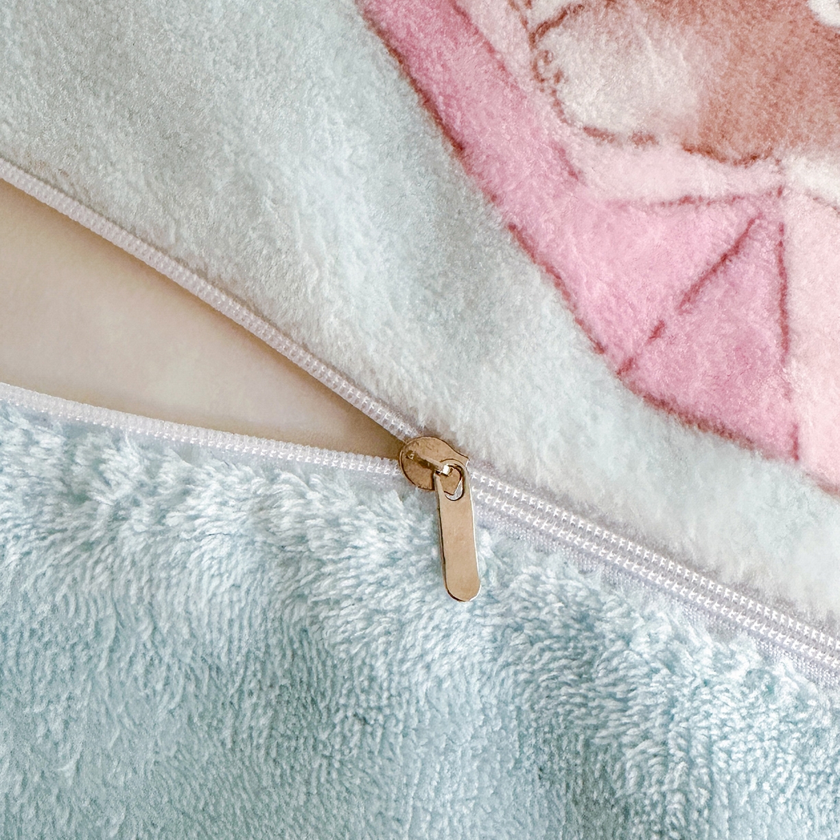 91家纺网 家纺一手货源 找家纺 安哆啦家纺 2025新款A类加厚200克牛奶绒印花卡通四件套 星河狗狗