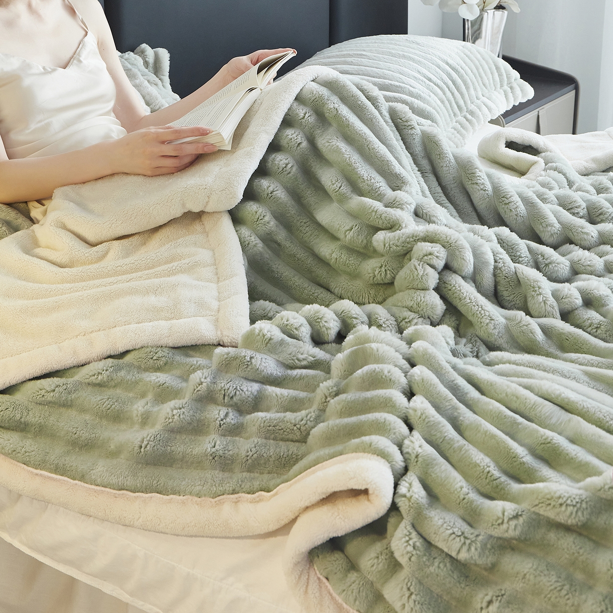 91家纺网 家纺一手货源 找家纺 悦织湾家纺 2025新款A面兔毛绒B面北极绒抽条毛毯610每平方克重玉兔绒双层加厚保暖休闲盖毯 外贸跨境电商 玉兔-奶茶绿