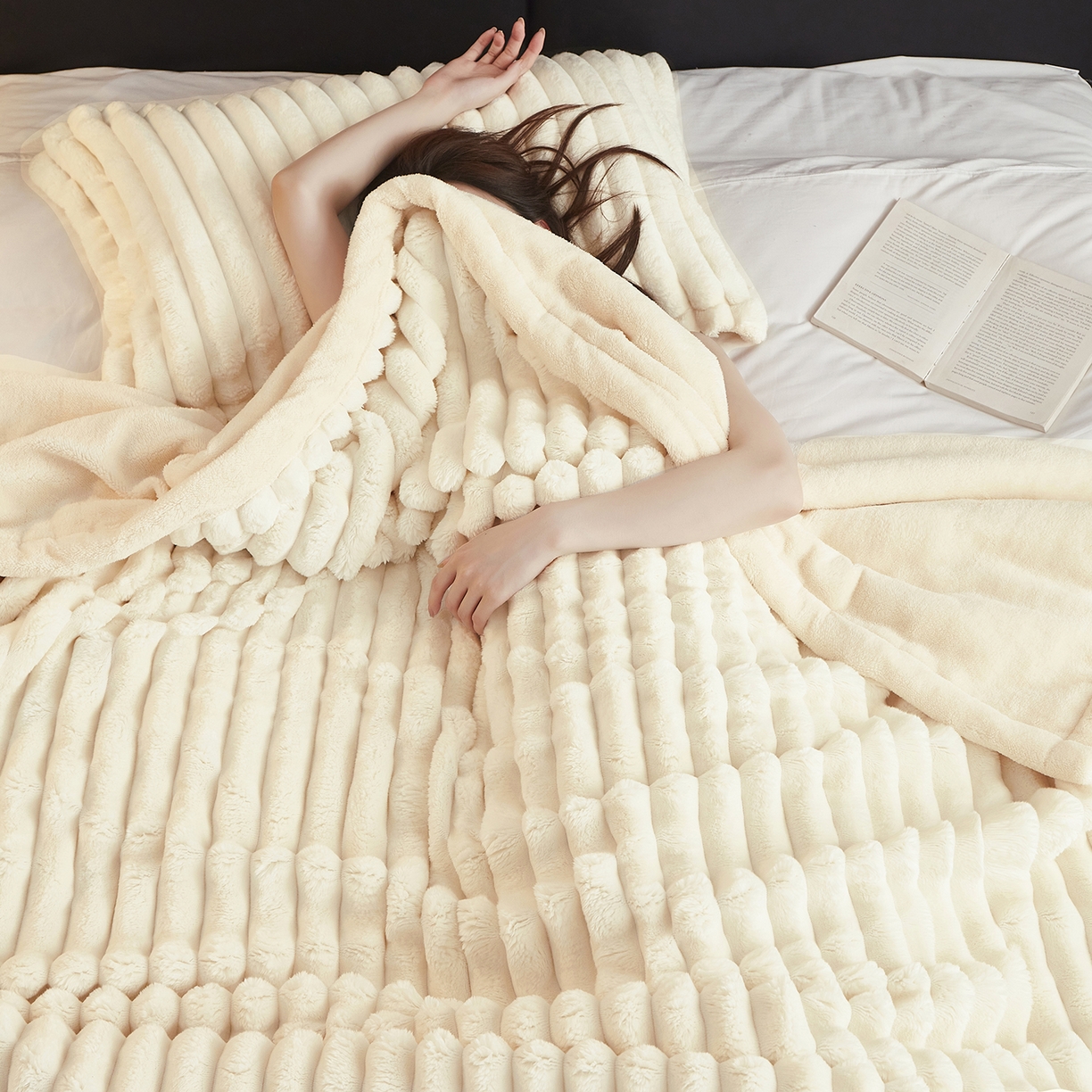 91家纺网 家纺一手货源 找家纺 悦织湾家纺 2025新款A面兔毛绒B面北极绒抽条毛毯610每平方克重玉兔绒双层加厚保暖休闲盖毯 外贸跨境电商 玉兔-奶酪白