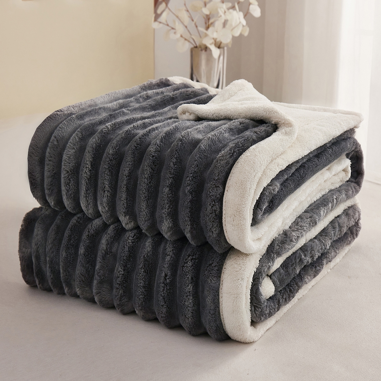悦织湾家纺 2025新款A面兔毛绒B面北极绒抽条毛毯610每平方克重玉兔绒双层加厚保暖休闲盖毯 外贸跨境电商 玉兔-深灰色