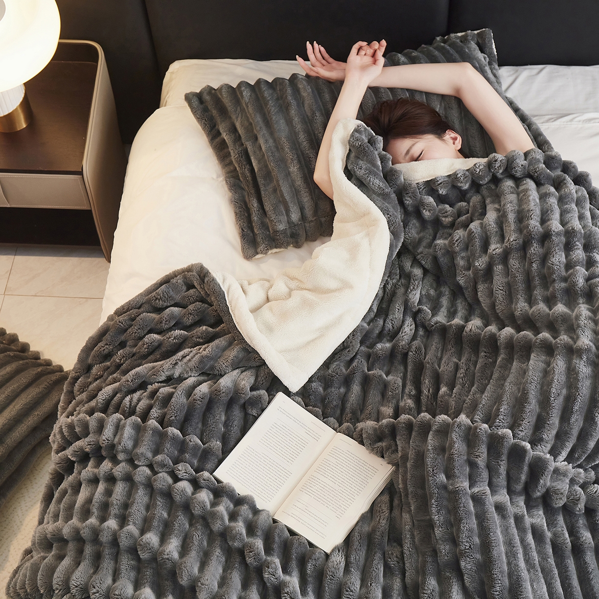 91家纺网 家纺一手货源 找家纺 悦织湾家纺 2025新款A面兔毛绒B面北极绒抽条毛毯610每平方克重玉兔绒双层加厚保暖休闲盖毯 外贸跨境电商 玉兔-深灰色