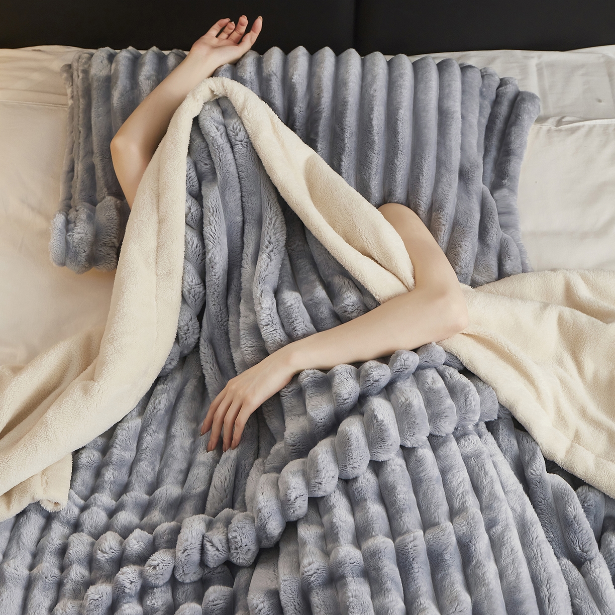 91家纺网 家纺一手货源 找家纺 悦织湾家纺 2025新款A面兔毛绒B面北极绒抽条毛毯610每平方克重玉兔绒双层加厚保暖休闲盖毯 外贸跨境电商 玉兔-青灰色
