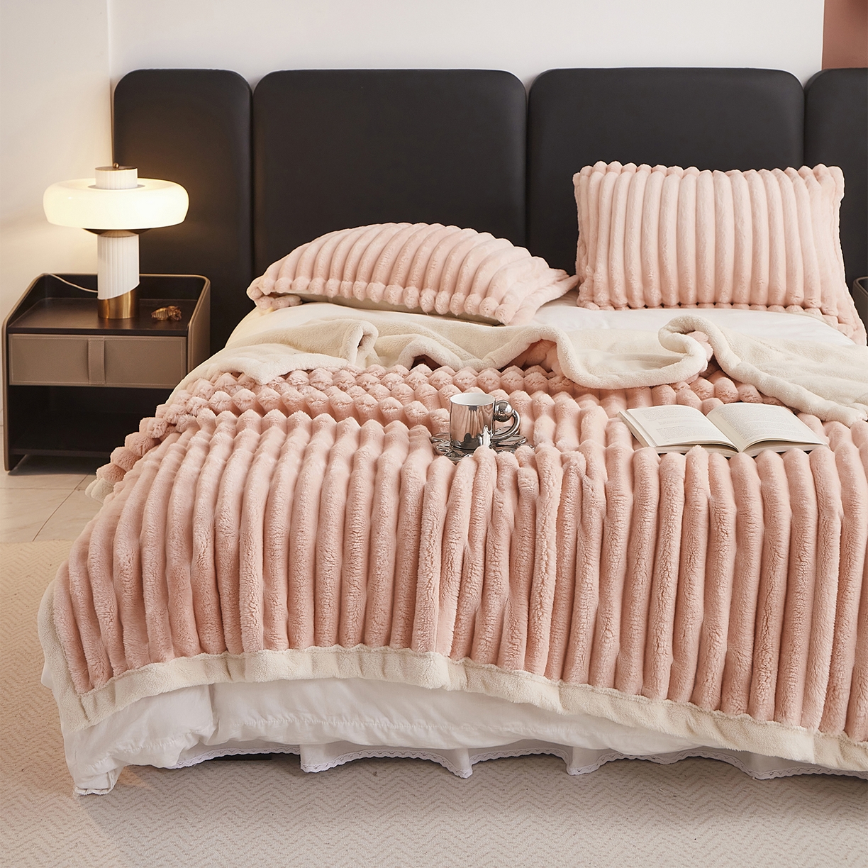 91家纺网 家纺一手货源 找家纺 悦织湾家纺 2025新款A面兔毛绒B面北极绒抽条毛毯610每平方克重玉兔绒双层加厚保暖休闲盖毯 外贸跨境电商 玉兔-玉脂粉