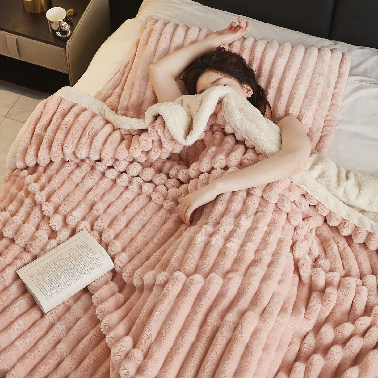 91家纺网 家纺一手货源 找家纺 悦织湾家纺 2025新款A面兔毛绒B面北极绒抽条毛毯610每平方克重玉兔绒双层加厚保暖休闲盖毯 外贸跨境电商 玉兔-玉脂粉