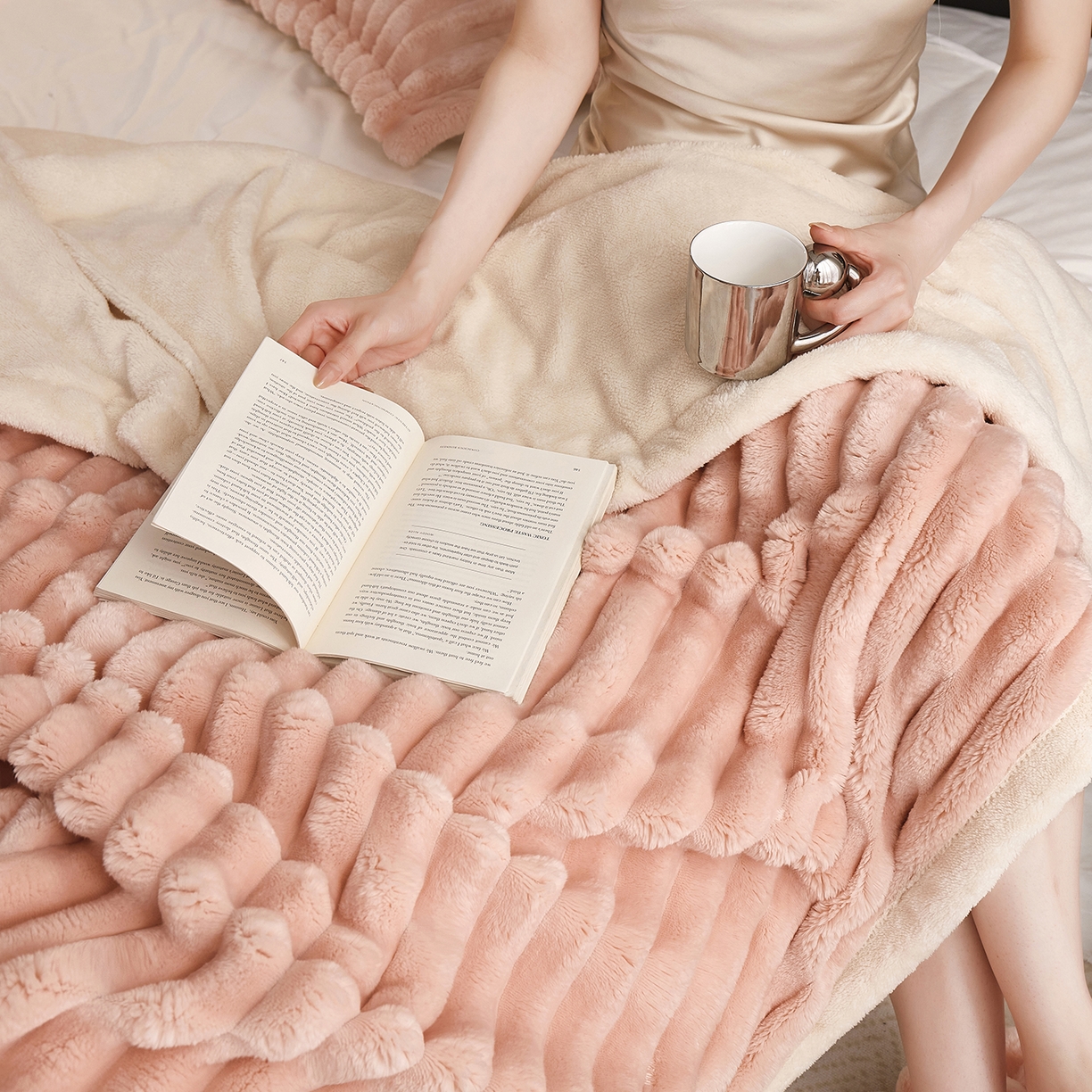 91家纺网 家纺一手货源 找家纺 悦织湾家纺 2025新款A面兔毛绒B面北极绒抽条毛毯610每平方克重玉兔绒双层加厚保暖休闲盖毯 外贸跨境电商 玉兔-玉脂粉