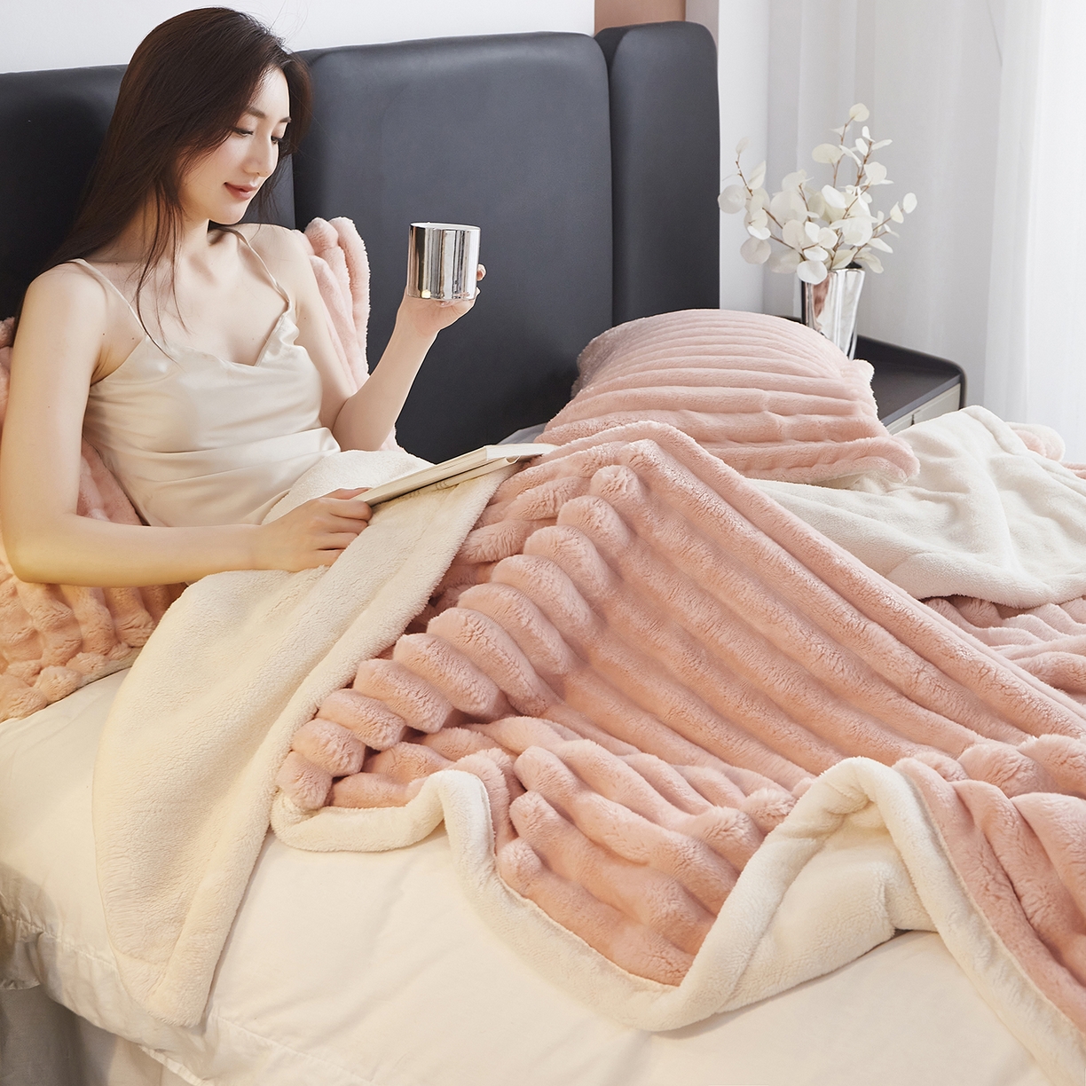 91家纺网 家纺一手货源 找家纺 悦织湾家纺 2025新款A面兔毛绒B面北极绒抽条毛毯610每平方克重玉兔绒双层加厚保暖休闲盖毯 外贸跨境电商 玉兔-玉脂粉