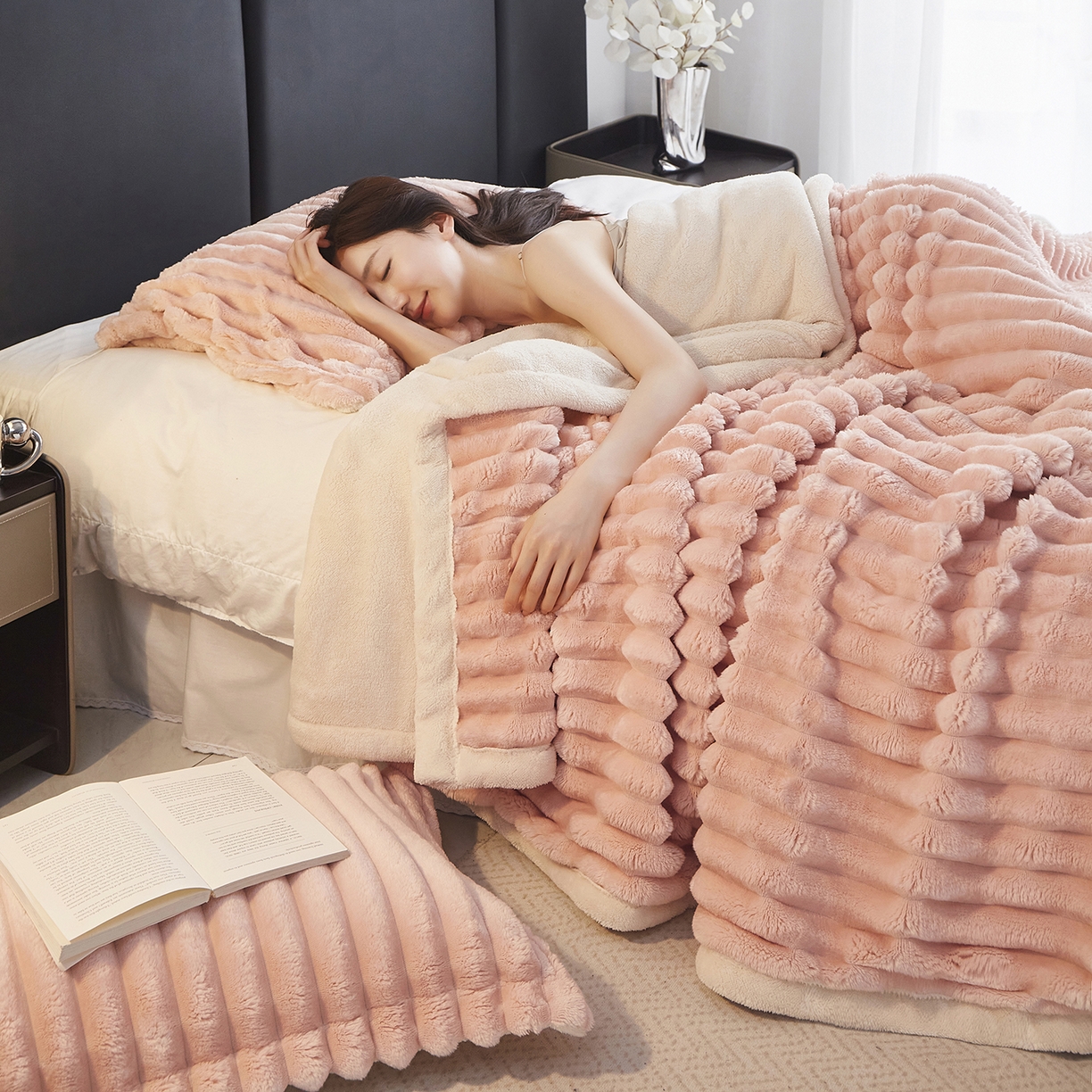 91家纺网 家纺一手货源 找家纺 悦织湾家纺 2025新款A面兔毛绒B面北极绒抽条毛毯610每平方克重玉兔绒双层加厚保暖休闲盖毯 外贸跨境电商 玉兔-玉脂粉