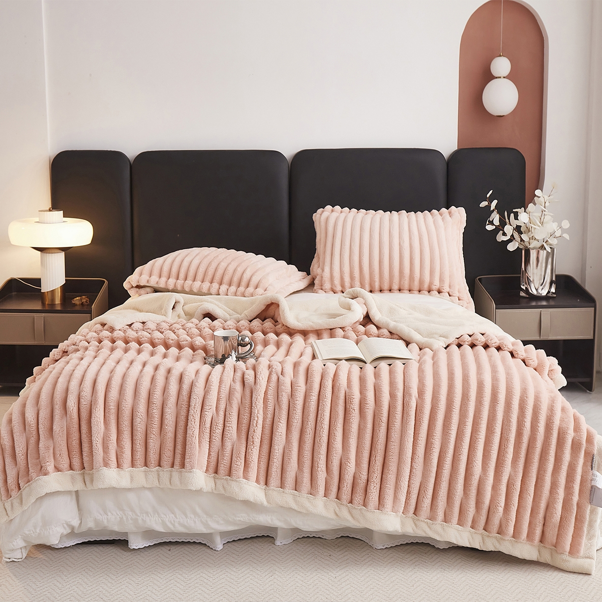 91家纺网 家纺一手货源 找家纺 悦织湾家纺 2025新款A面兔毛绒B面北极绒抽条毛毯610每平方克重玉兔绒双层加厚保暖休闲盖毯 外贸跨境电商 玉兔-玉脂粉