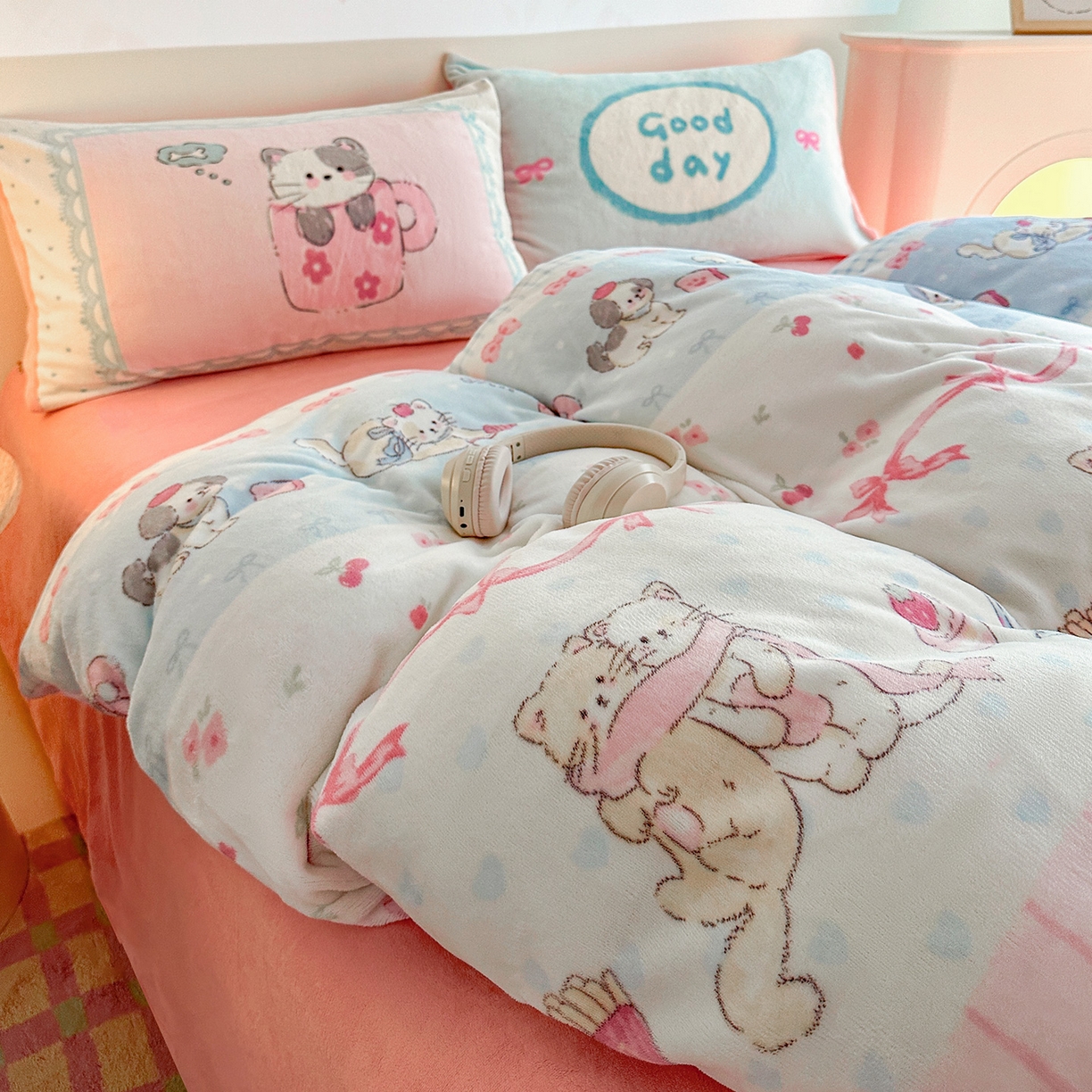 91家纺网 家纺一手货源 找家纺 安哆啦家纺 2025新款A类加厚200克牛奶绒印花卡通四件套 休闲一刻