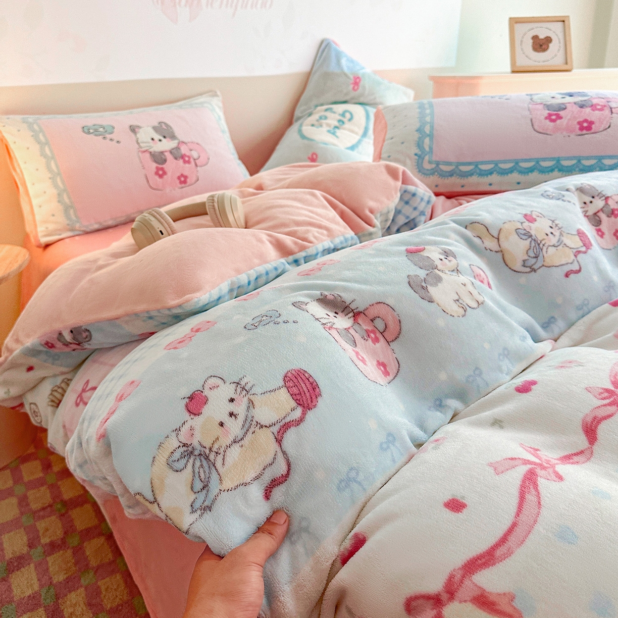 91家纺网 家纺一手货源 找家纺 安哆啦家纺 2025新款A类加厚200克牛奶绒印花卡通四件套 休闲一刻