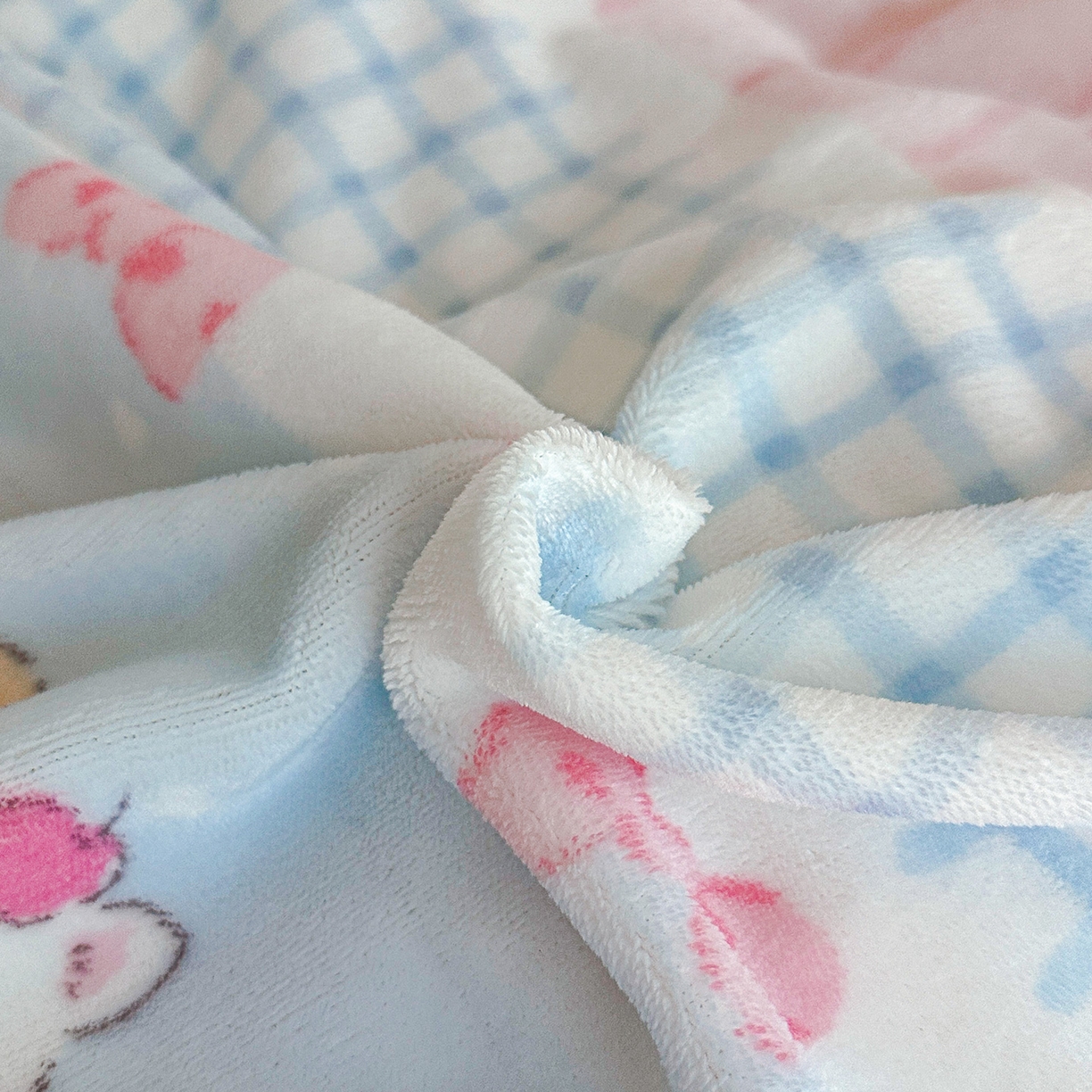 91家纺网 家纺一手货源 找家纺 安哆啦家纺 2025新款A类加厚200克牛奶绒印花卡通四件套 休闲一刻