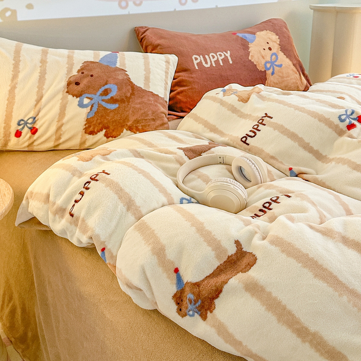 91家纺网 家纺一手货源 找家纺 安哆啦家纺 2025新款A类加厚200克牛奶绒印花卡通四件套 洋气嗨狗-黄