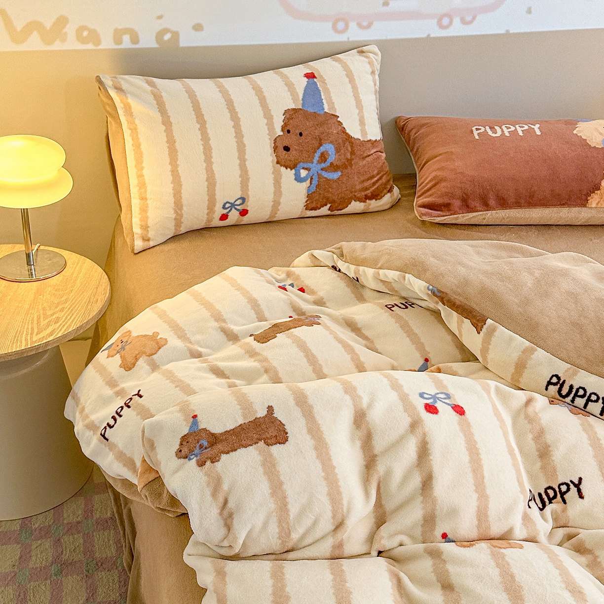 91家纺网 家纺一手货源 找家纺 安哆啦家纺 2025新款A类加厚200克牛奶绒印花卡通四件套 洋气嗨狗-黄