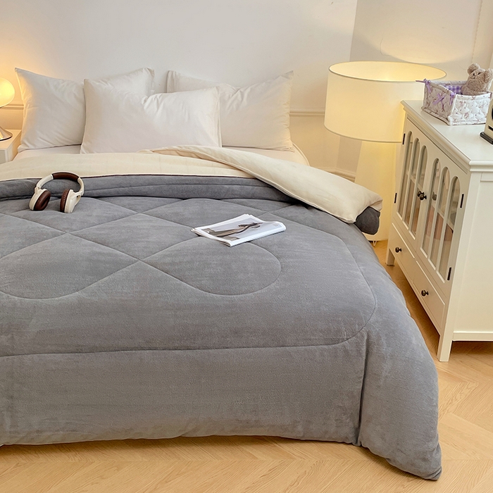 91家纺网 家纺一手货源 找家纺 VIP被业 2025新款高克重加绒加厚牛奶绒冬被拼接设计被子被芯 白灰