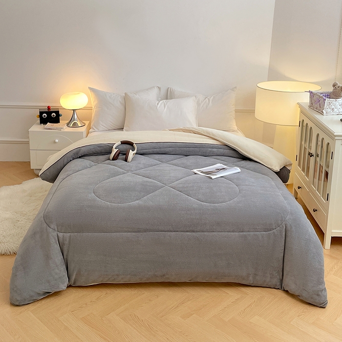 91家纺网 家纺一手货源 找家纺 VIP被业 2025新款高克重加绒加厚牛奶绒冬被拼接设计被子被芯 白灰