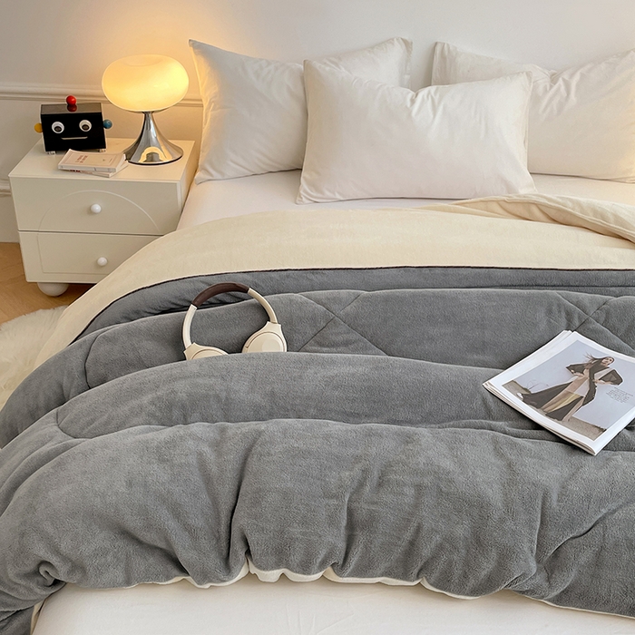 91家纺网 家纺一手货源 找家纺 VIP被业 2025新款高克重加绒加厚牛奶绒冬被拼接设计被子被芯 白灰