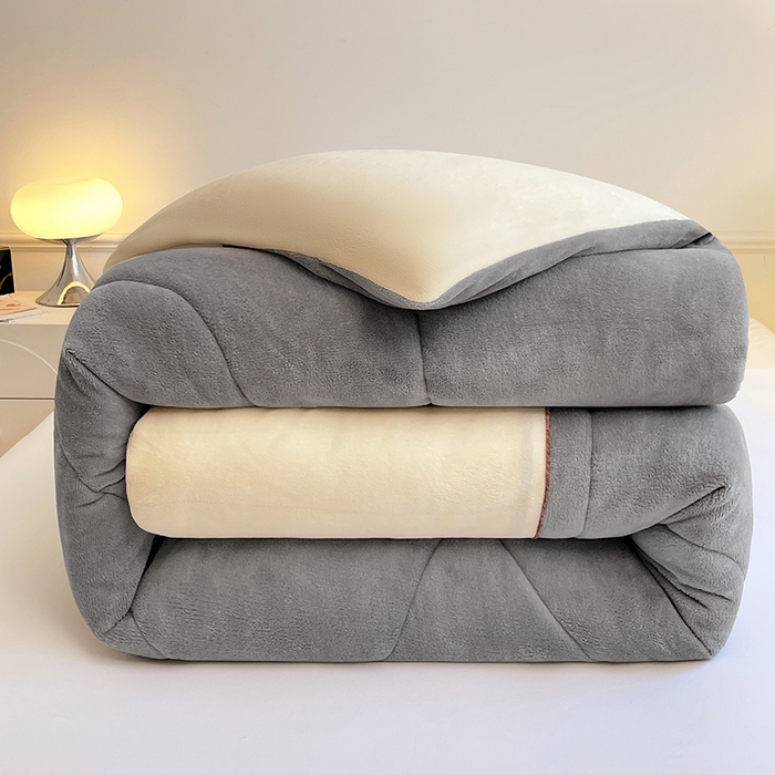 91家纺网 家纺一手货源 找家纺 VIP被业 2025新款高克重加绒加厚牛奶绒冬被拼接设计被子被芯 白灰