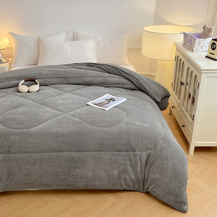 91家纺网 家纺一手货源 找家纺 VIP被业 2025新款高克重加绒加厚牛奶绒冬被拼接设计被子被芯 灰色