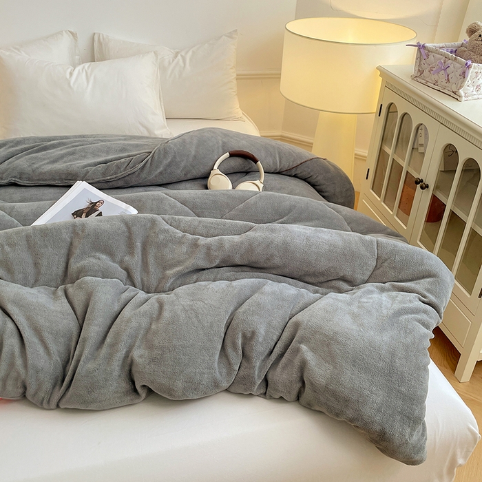 91家纺网 家纺一手货源 找家纺 VIP被业 2025新款高克重加绒加厚牛奶绒冬被拼接设计被子被芯 灰色