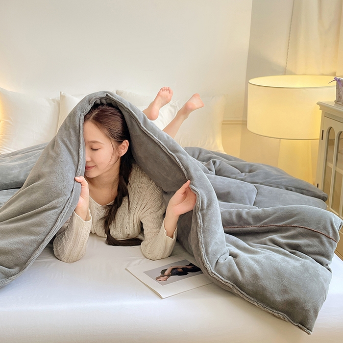 91家纺网 家纺一手货源 找家纺 VIP被业 2025新款高克重加绒加厚牛奶绒冬被拼接设计被子被芯 灰色