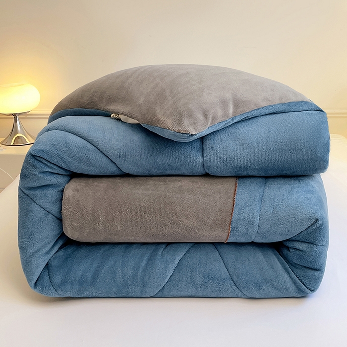 91家纺网 家纺一手货源 找家纺 VIP被业 2025新款高克重加绒加厚牛奶绒冬被拼接设计被子被芯 蓝灰