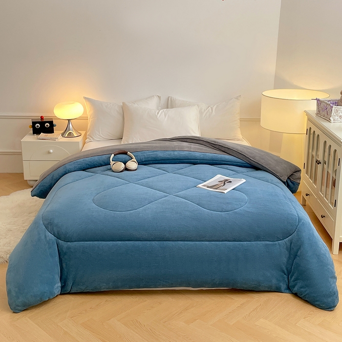 91家纺网 家纺一手货源 找家纺 VIP被业 2025新款高克重加绒加厚牛奶绒冬被拼接设计被子被芯 蓝灰