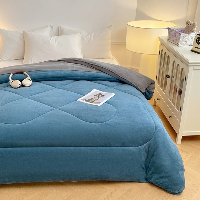 91家纺网 家纺一手货源 找家纺 VIP被业 2025新款高克重加绒加厚牛奶绒冬被拼接设计被子被芯 蓝灰