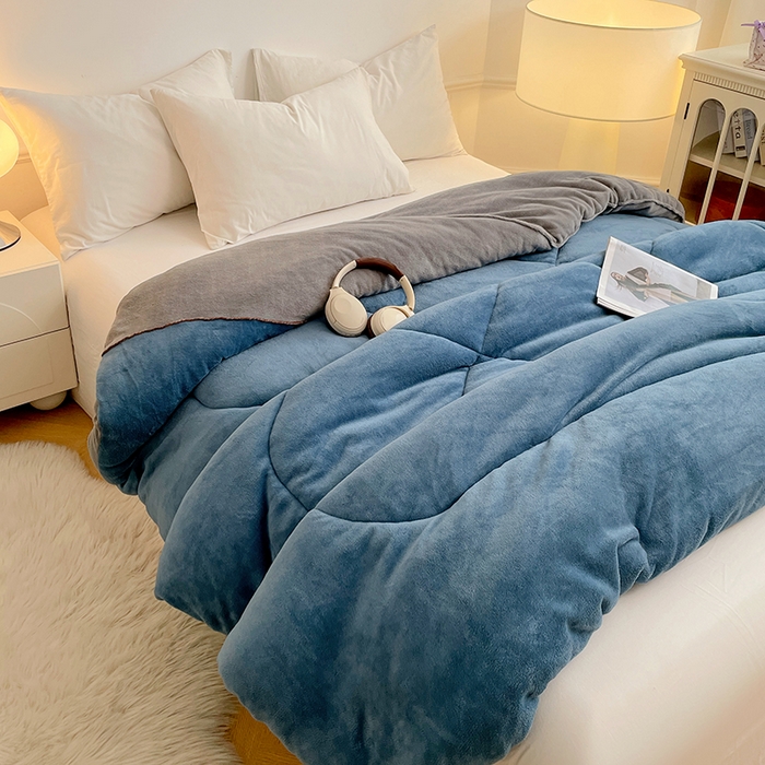 91家纺网 家纺一手货源 找家纺 VIP被业 2025新款高克重加绒加厚牛奶绒冬被拼接设计被子被芯 蓝灰