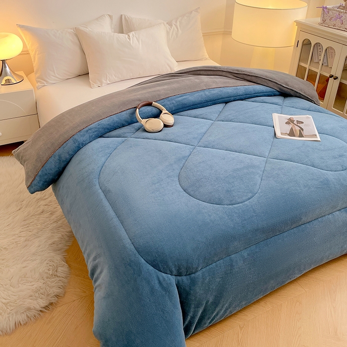 91家纺网 家纺一手货源 找家纺 VIP被业 2025新款高克重加绒加厚牛奶绒冬被拼接设计被子被芯 蓝灰