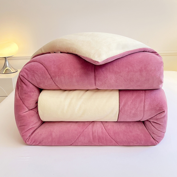 91家纺网 家纺一手货源 找家纺 VIP被业 2025新款高克重加绒加厚牛奶绒冬被拼接设计被子被芯 米粉