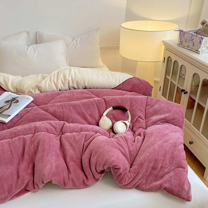 91家纺网 家纺一手货源 找家纺 VIP被业 2025新款高克重加绒加厚牛奶绒冬被拼接设计被子被芯 米粉