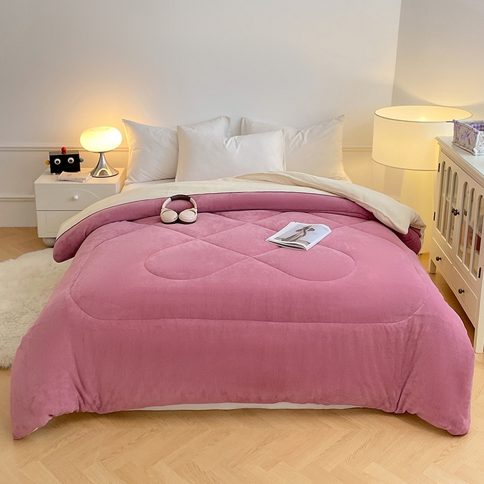 91家纺网 家纺一手货源 找家纺 VIP被业 2025新款高克重加绒加厚牛奶绒冬被拼接设计被子被芯 米粉