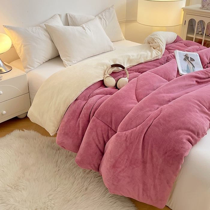 91家纺网 家纺一手货源 找家纺 VIP被业 2025新款高克重加绒加厚牛奶绒冬被拼接设计被子被芯 米粉