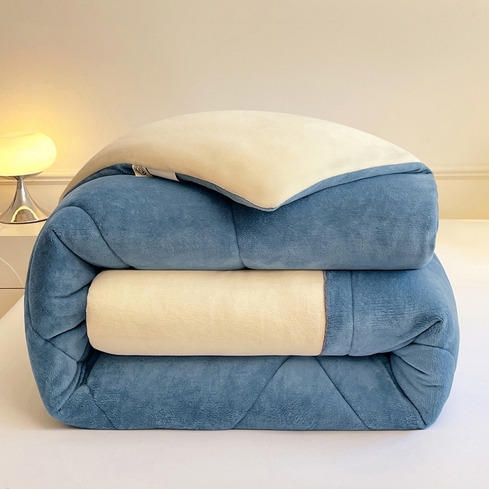 91家纺网 家纺一手货源 找家纺 VIP被业 2025新款高克重加绒加厚牛奶绒冬被拼接设计被子被芯 米蓝