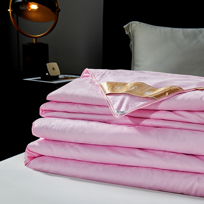 91家纺网 家纺一手货源 找家纺 群鹿蚕丝羽绒馆 【榨蚕丝填充包过质检】2025新款拉链升级款蚕丝二合一加厚子母被被子被芯 粉