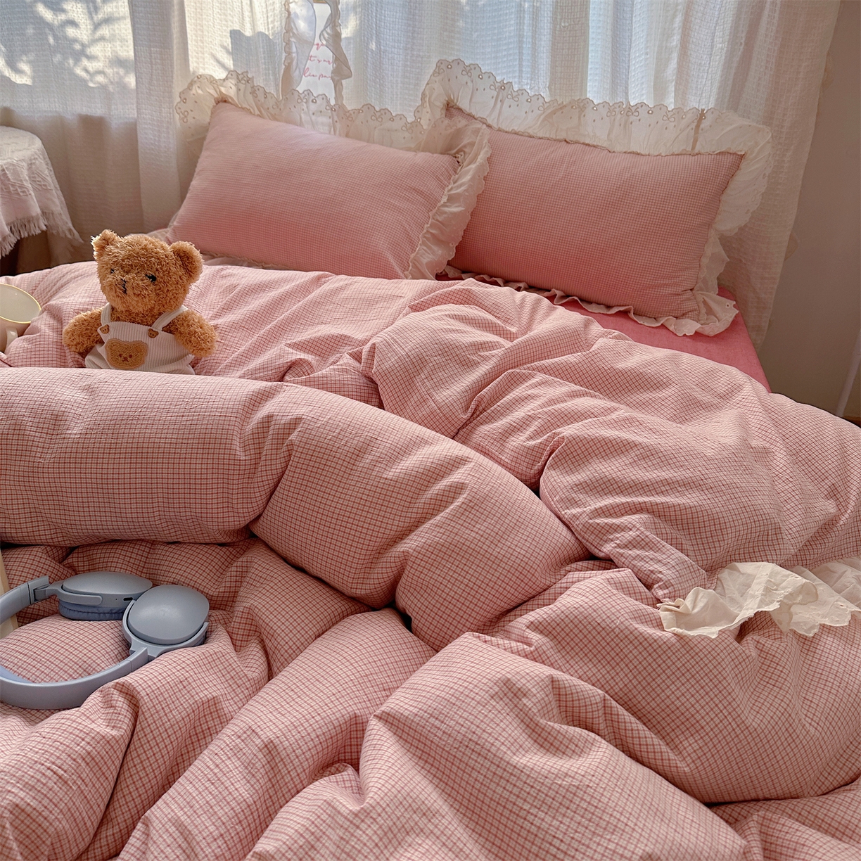 91家纺网 家纺一手货源 找家纺 丽涵家纺 2025新款法式花边全棉色织水洗棉小格子四件套 泡芙-红格