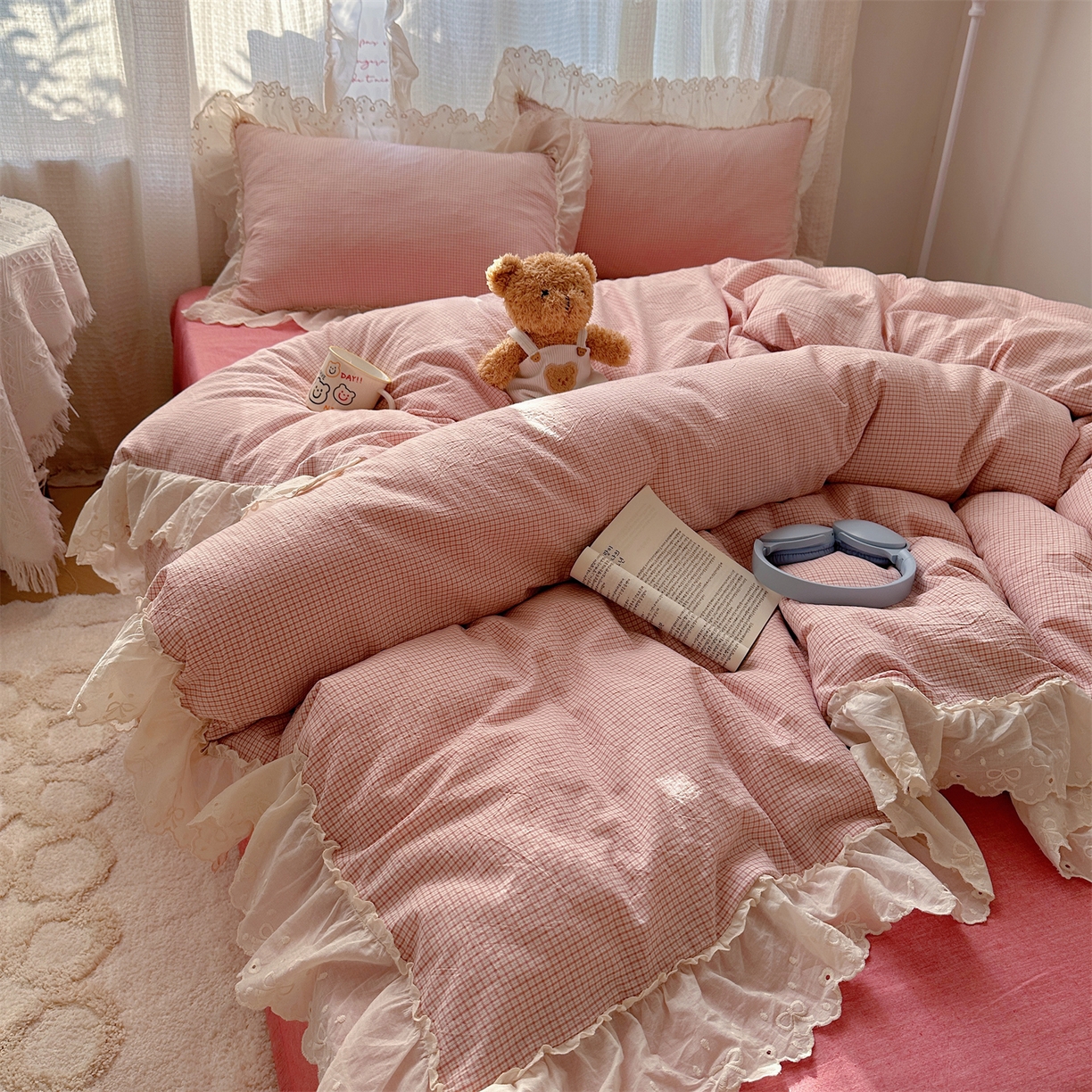 91家纺网 家纺一手货源 找家纺 丽涵家纺 2025新款法式花边全棉色织水洗棉小格子四件套 泡芙-红格
