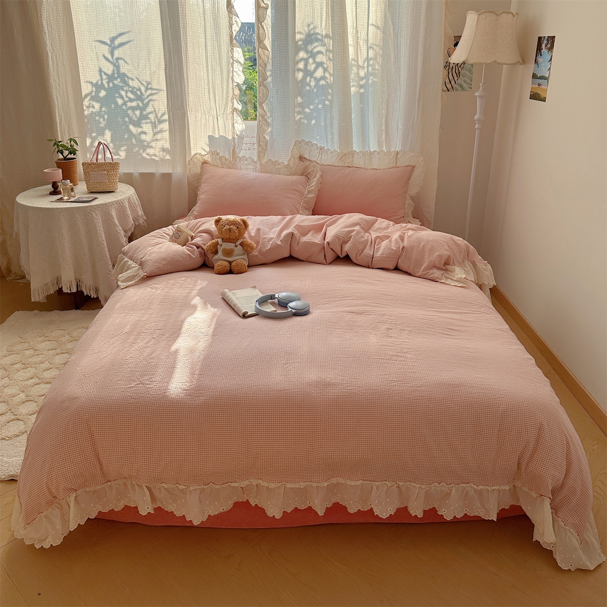 91家纺网 家纺一手货源 找家纺 丽涵家纺 2025新款法式花边全棉色织水洗棉小格子四件套 泡芙-红格