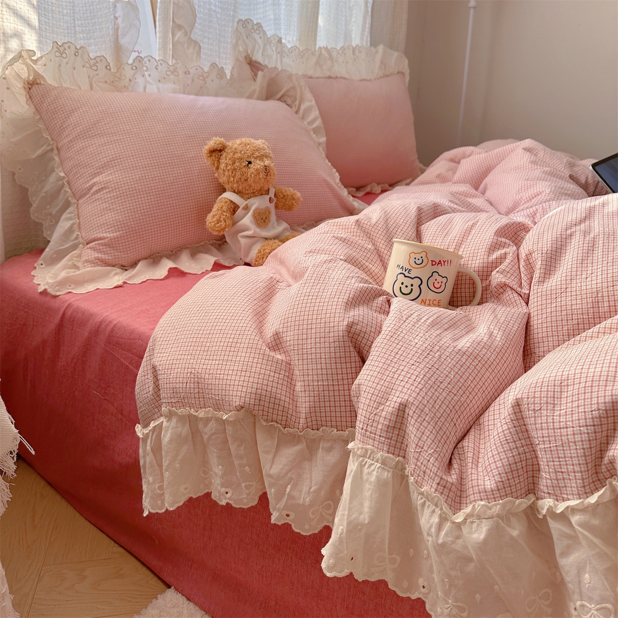 91家纺网 家纺一手货源 找家纺 丽涵家纺 2025新款法式花边全棉色织水洗棉小格子四件套 泡芙-红格