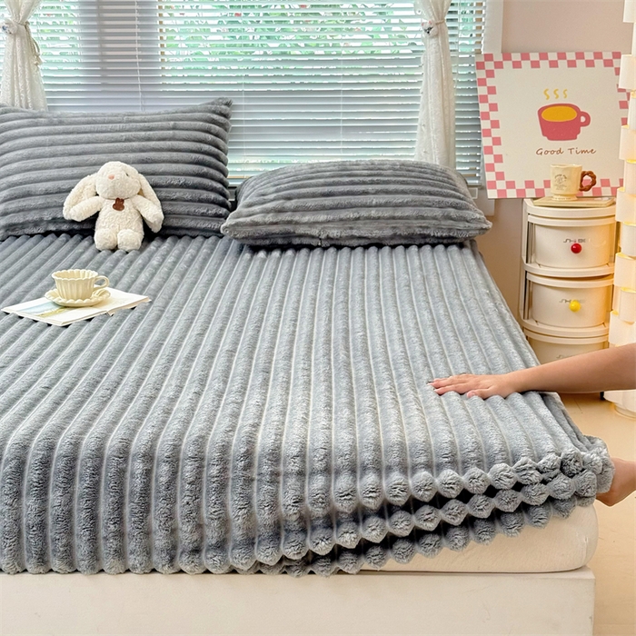 91家纺网 家纺一手货源 找家纺 馨乐家纺 2025新款A类300g兔毛抽条床笠 浅灰-床笠