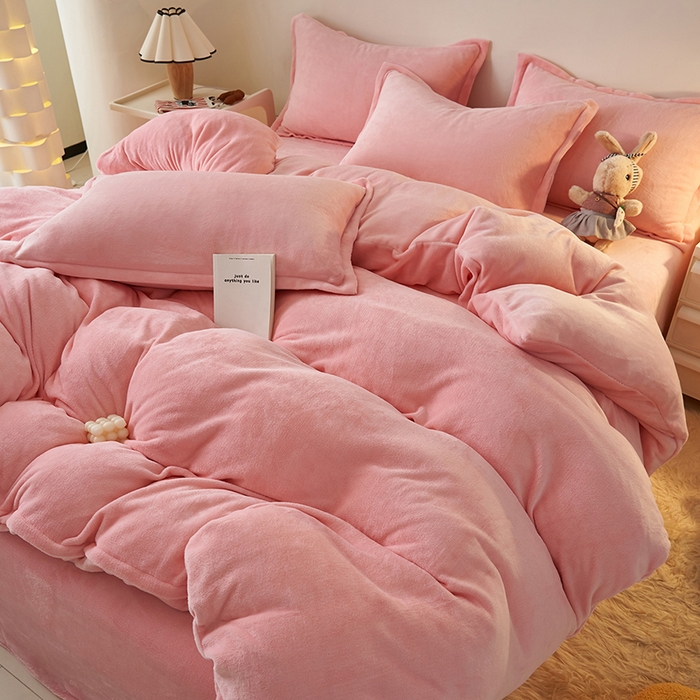 91家纺网 家纺一手货源 找家纺 2025新款多巴胺小红书纯色牛奶绒四件套牛奶绒被套跨境定制-风格二 樱花粉