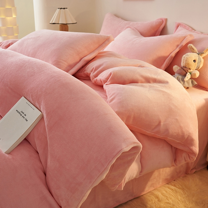 91家纺网 家纺一手货源 找家纺 2025新款多巴胺小红书纯色牛奶绒四件套牛奶绒被套跨境定制-风格二 樱花粉
